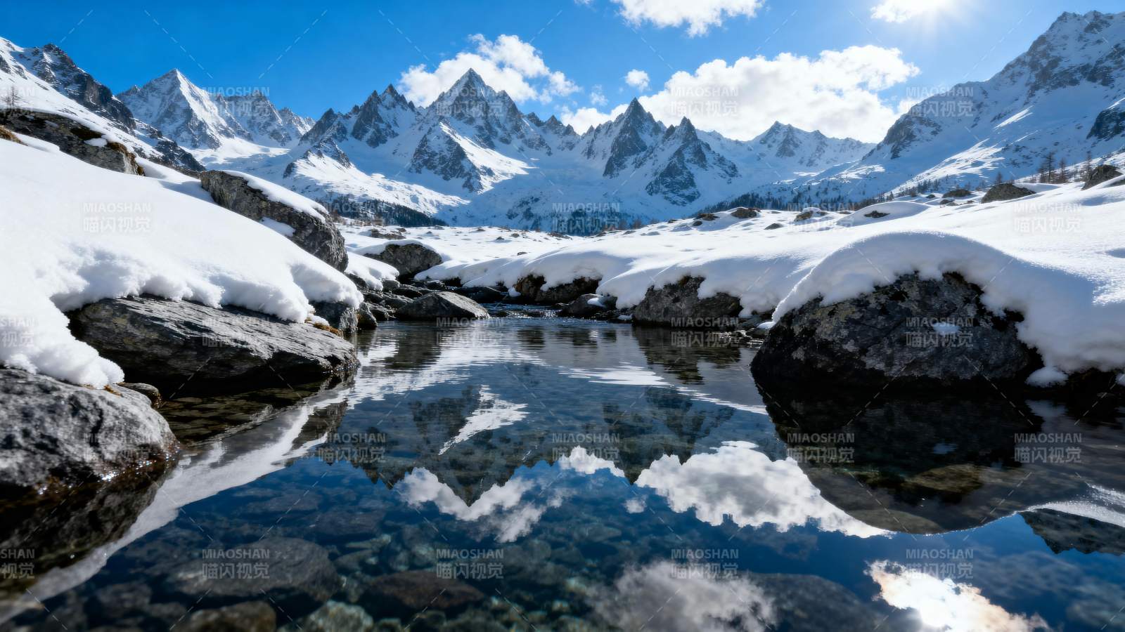 雪山倒影湖光图片