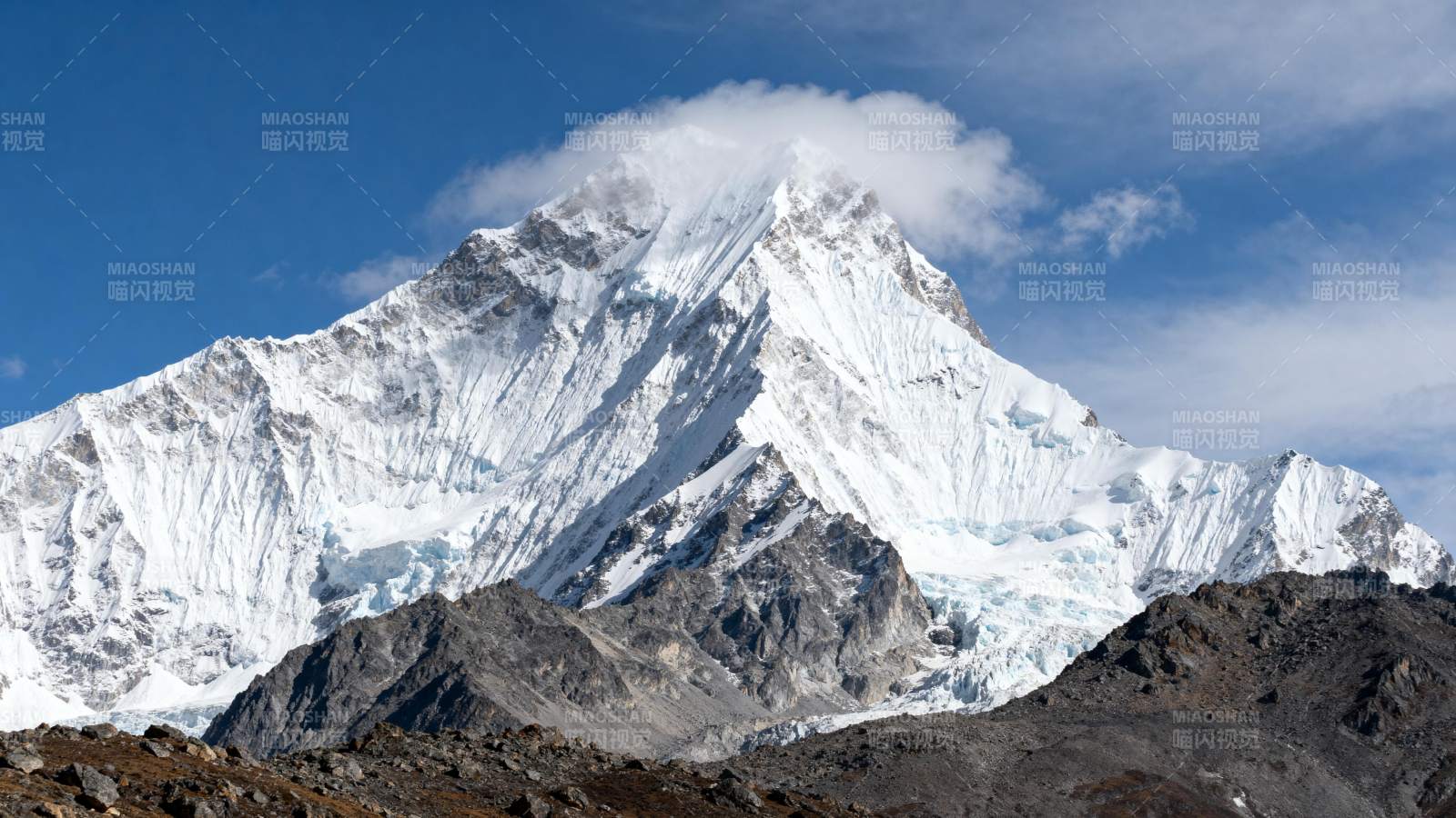 雪山巍峨入云际图片