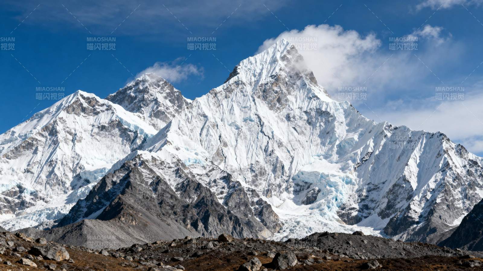 雪山巍峨入云霄图片