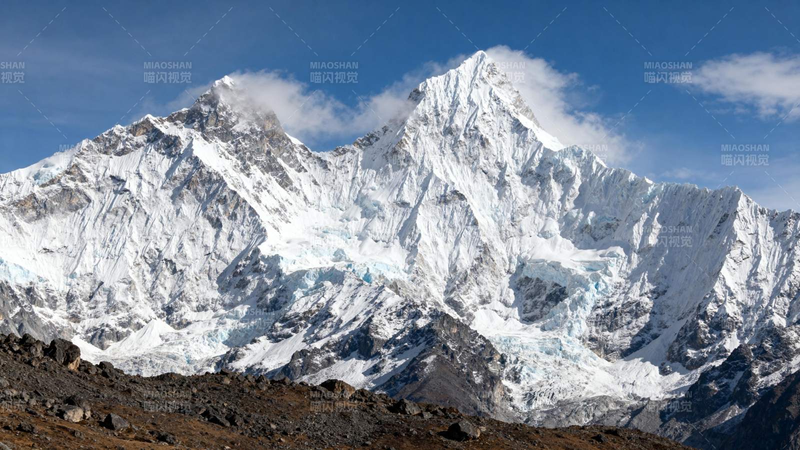 雪山巍峨 云雾缭绕图片