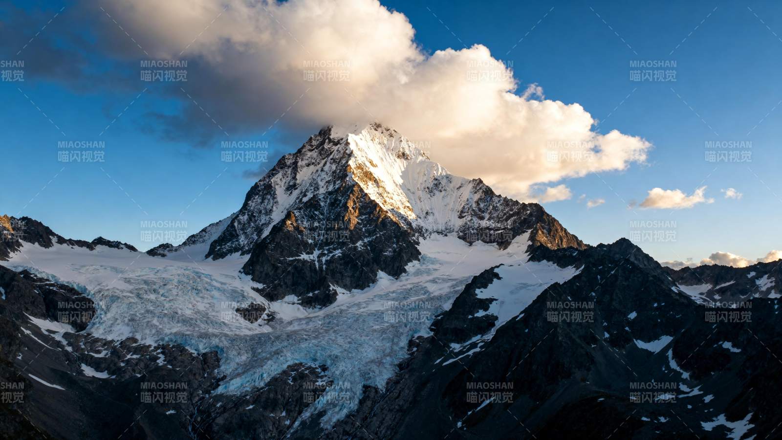 雪山之巅 云影缭绕图片