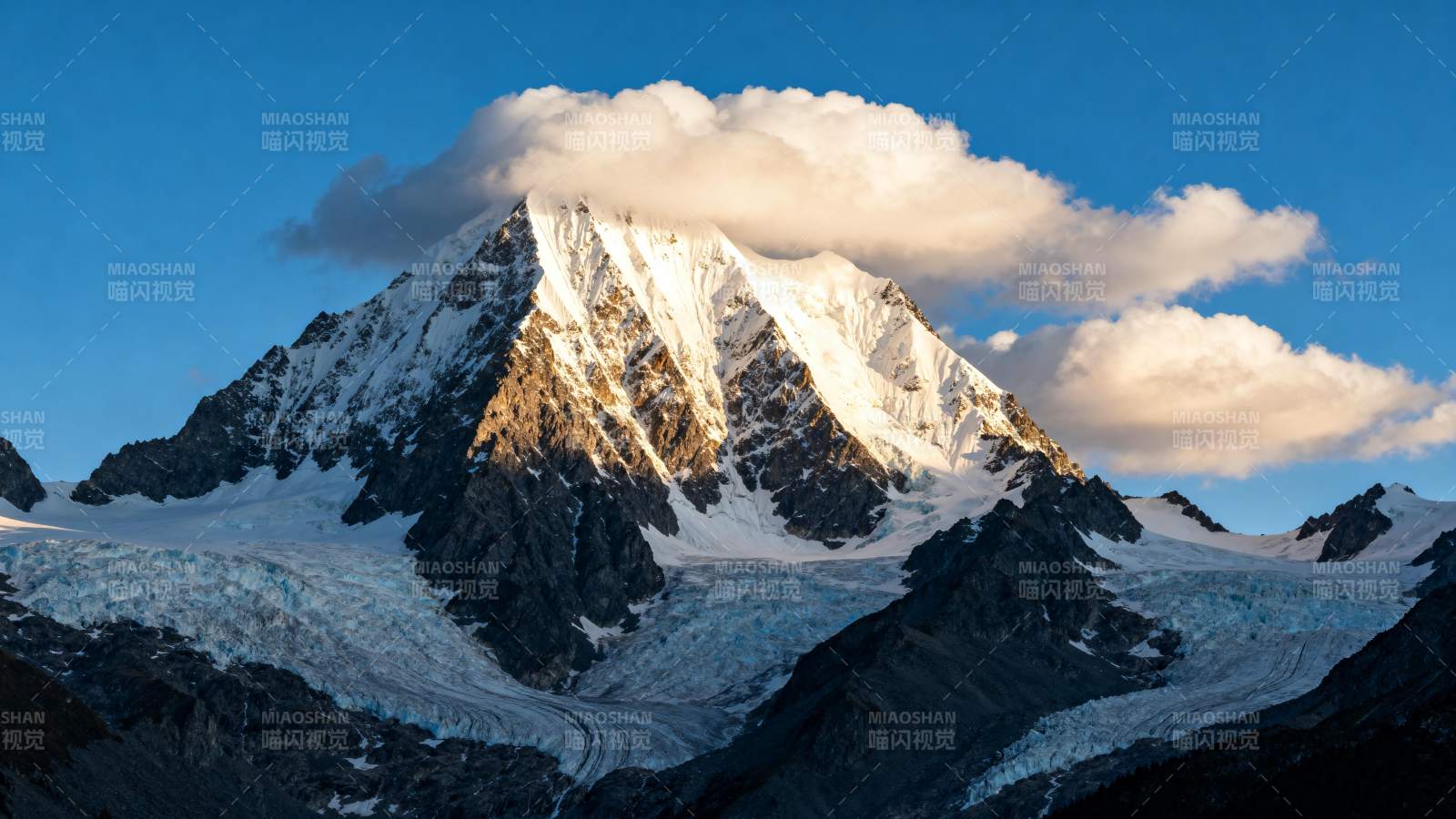 雪山之巅云影图片