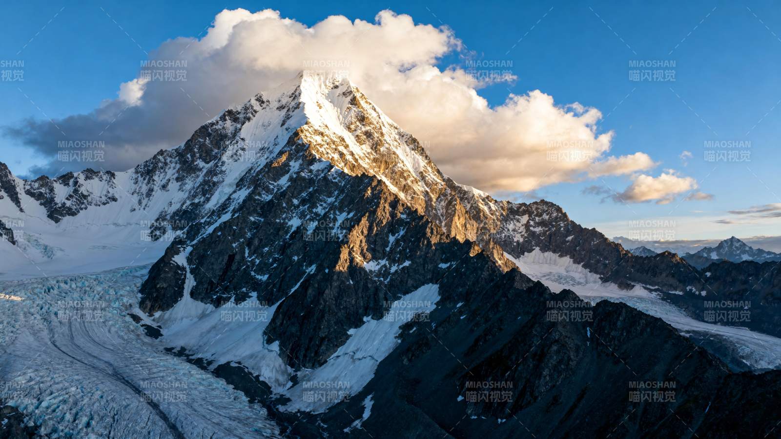 雪山之巅 云海缭绕图片