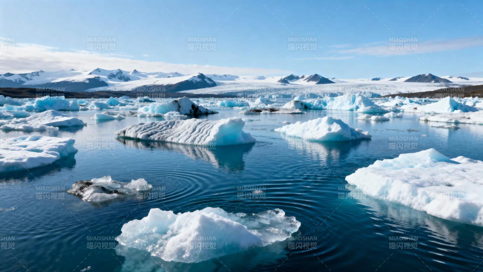 冰川漂浮湖面图片