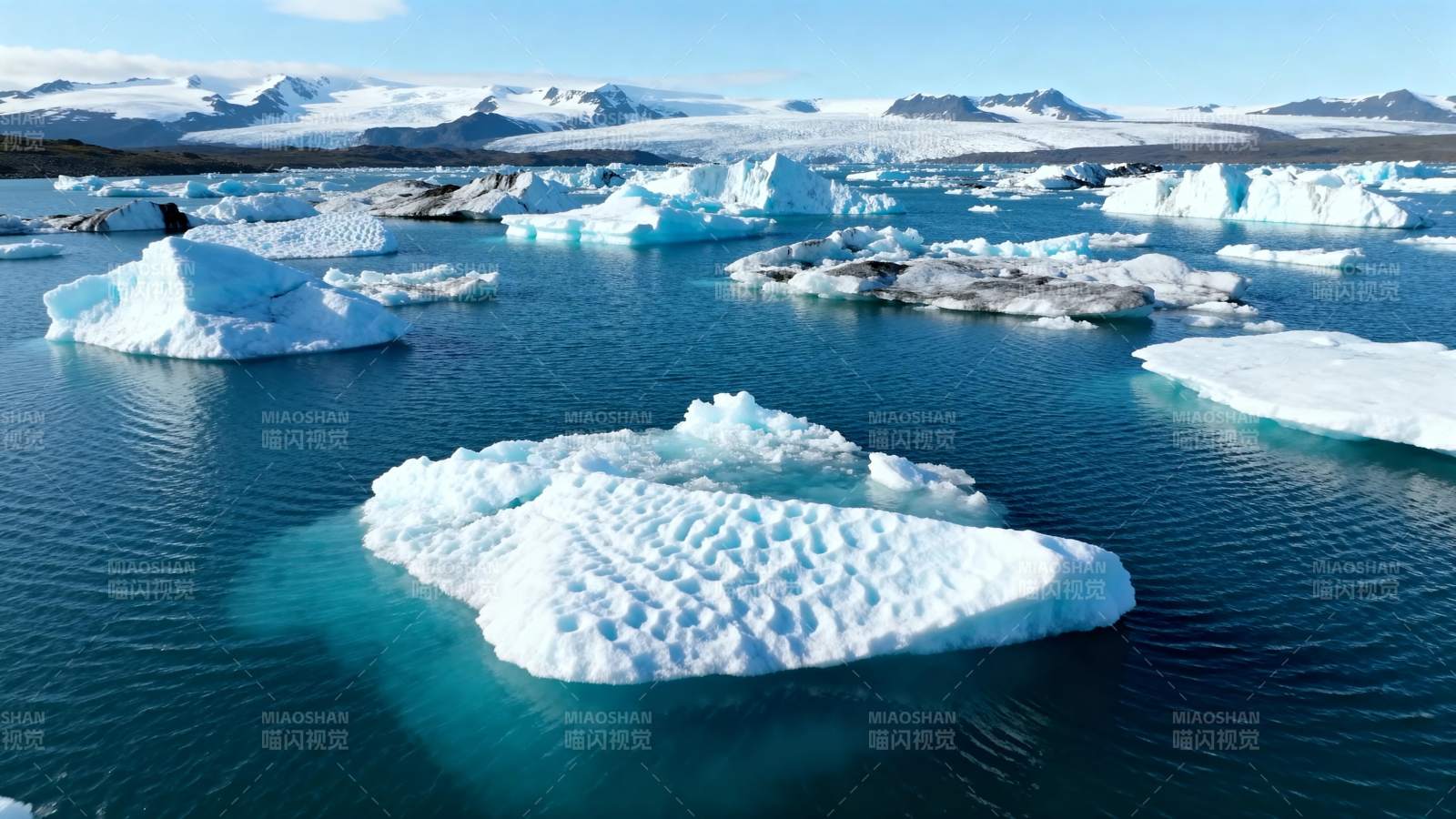 冰川漂浮于碧海图片