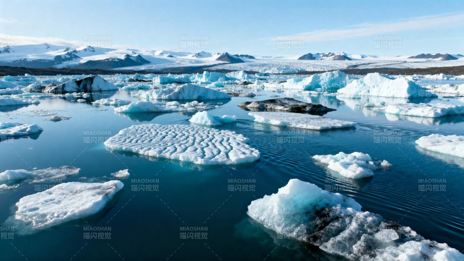 冰川浮水映蓝天图片