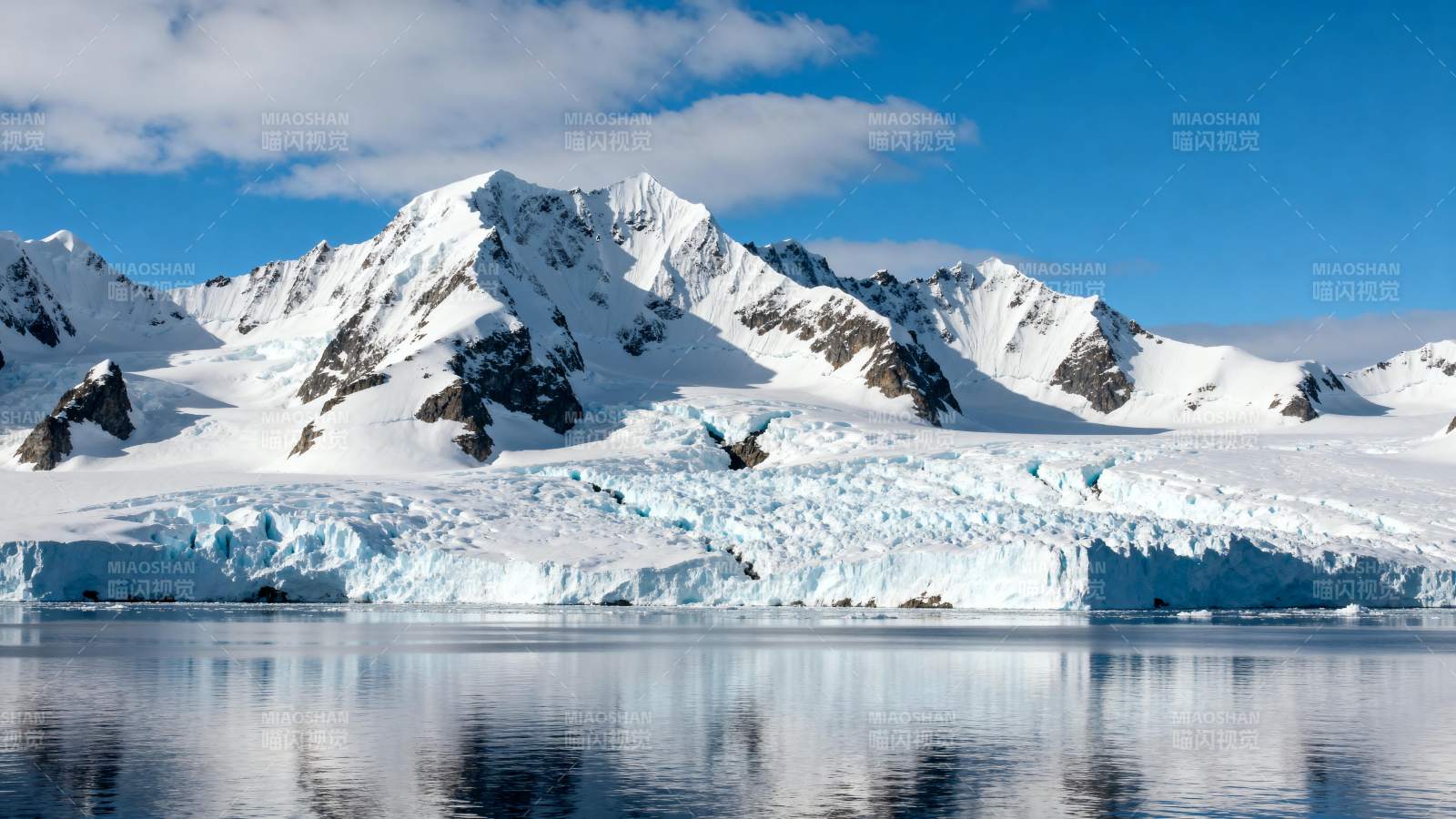雪山倒影湖面图片
