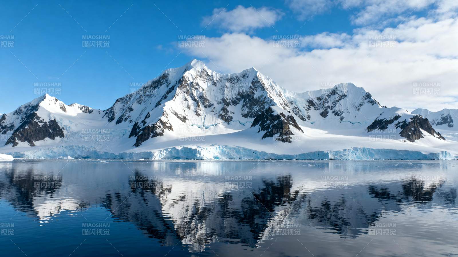 雪山倒影静谧湖图片