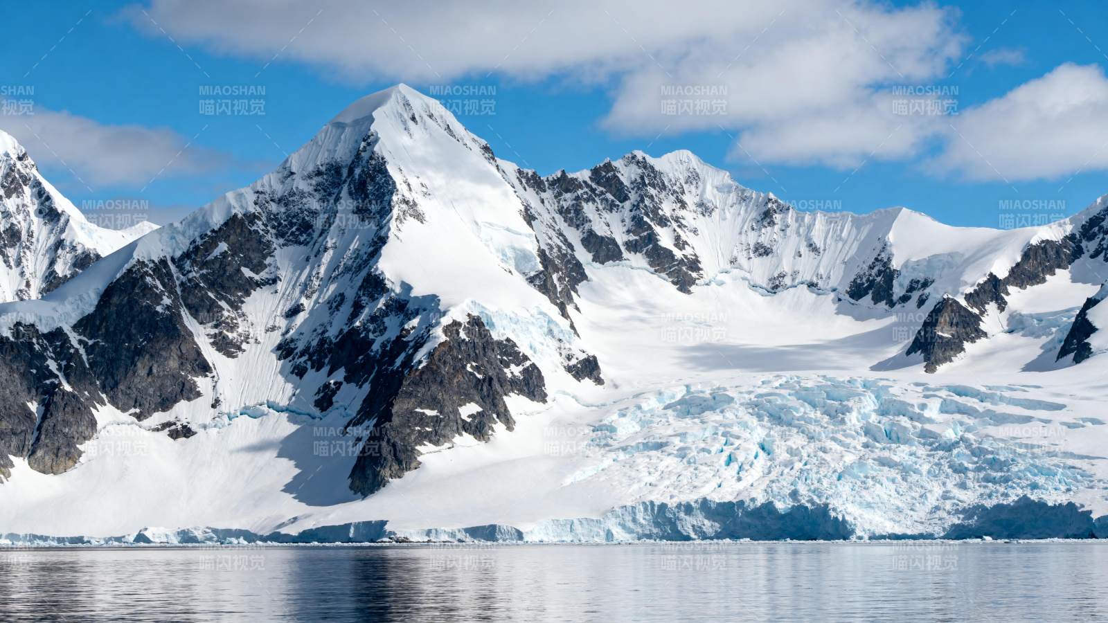 雪山冰川倒影图片