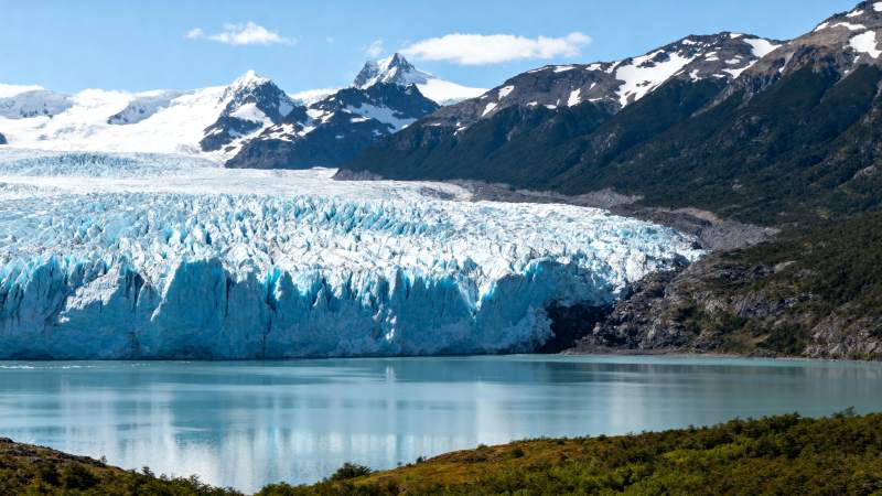 冰川湖畔风光图片