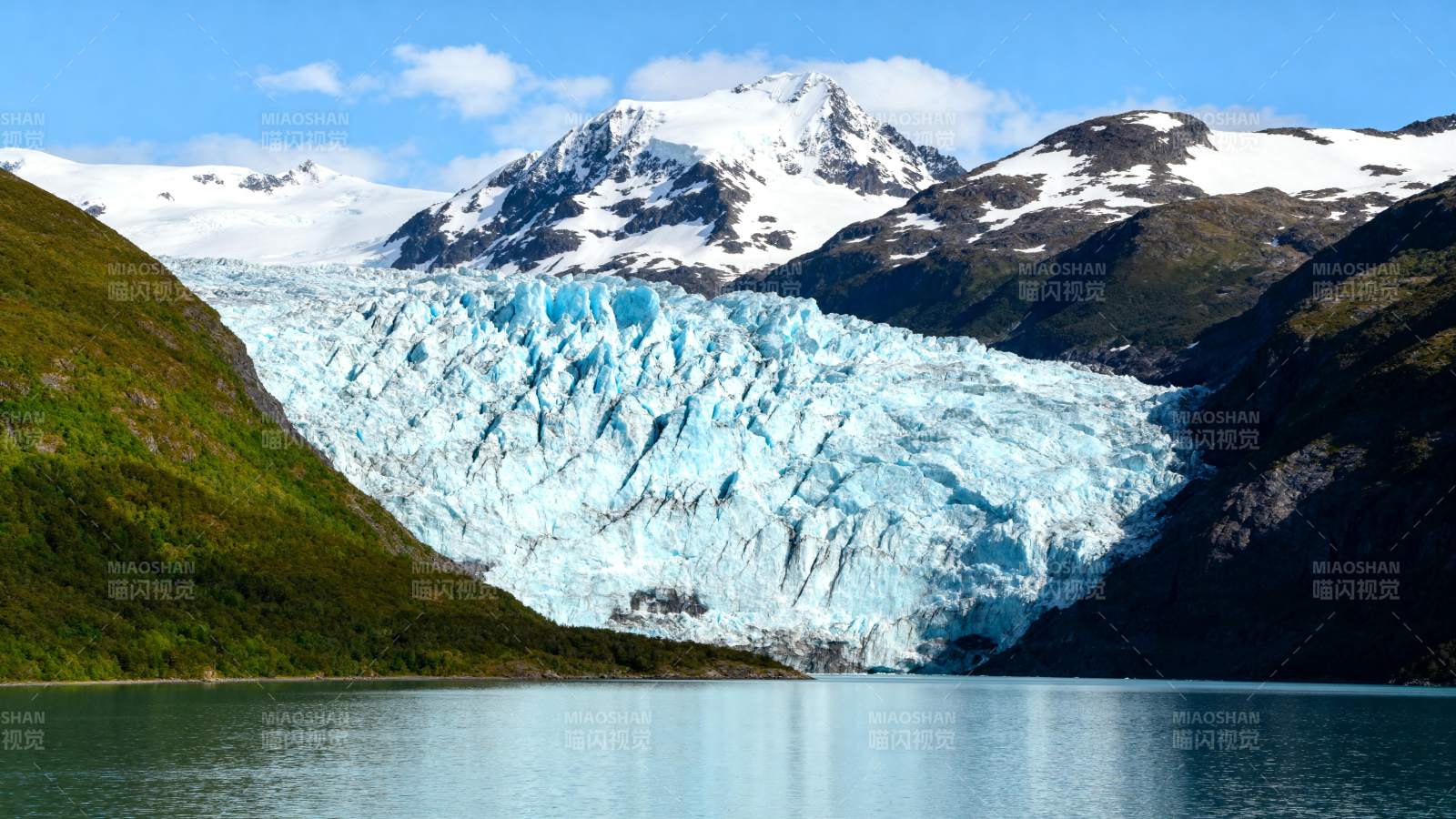 冰川湖畔雪山美景图片