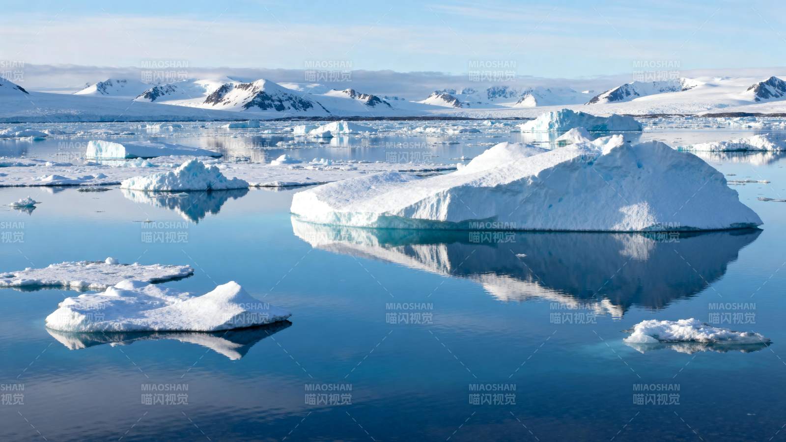极地冰川倒影图片