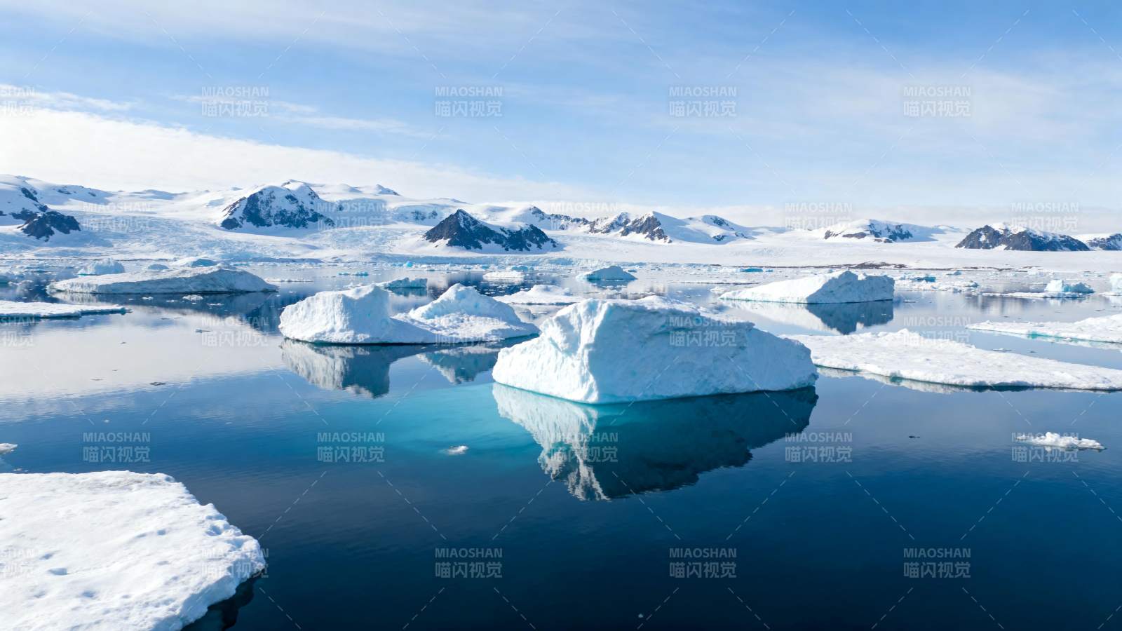 极地冰川倒影图片
