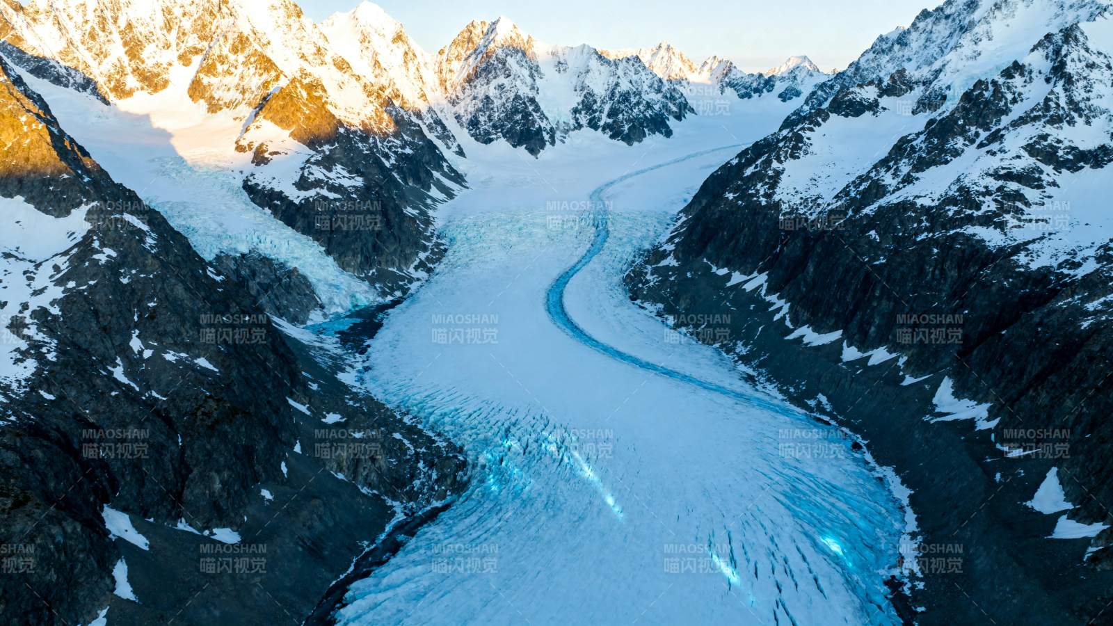 雪山冰川蜿蜒壮丽图片