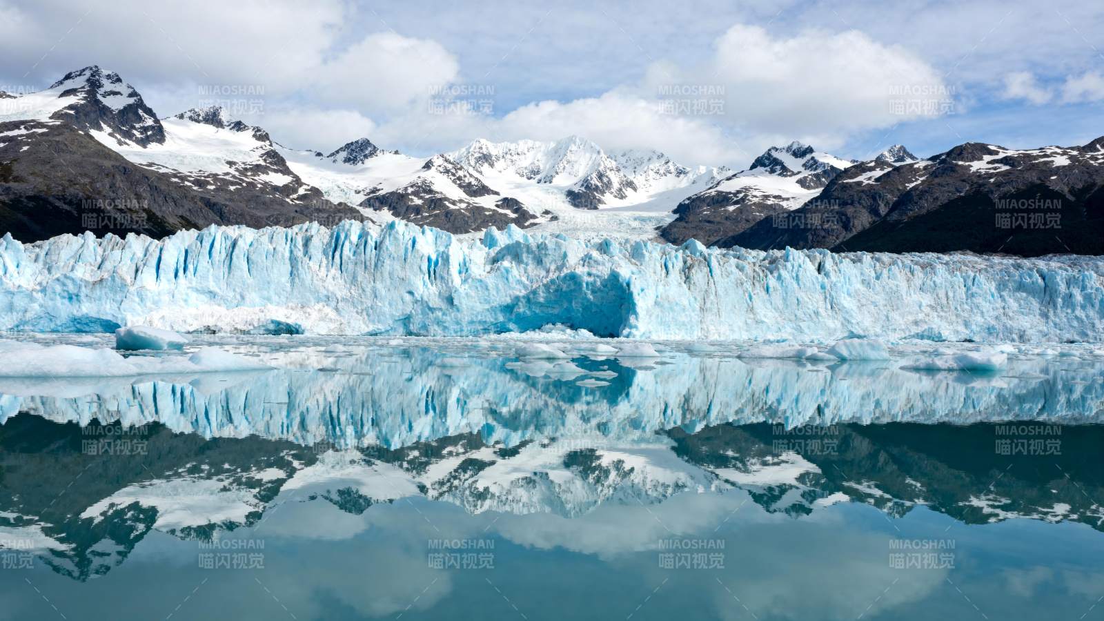 冰川倒影山景图片