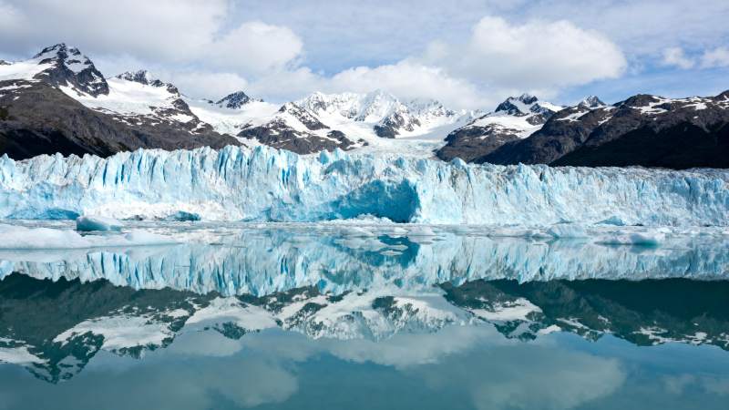 冰川倒影山景图片