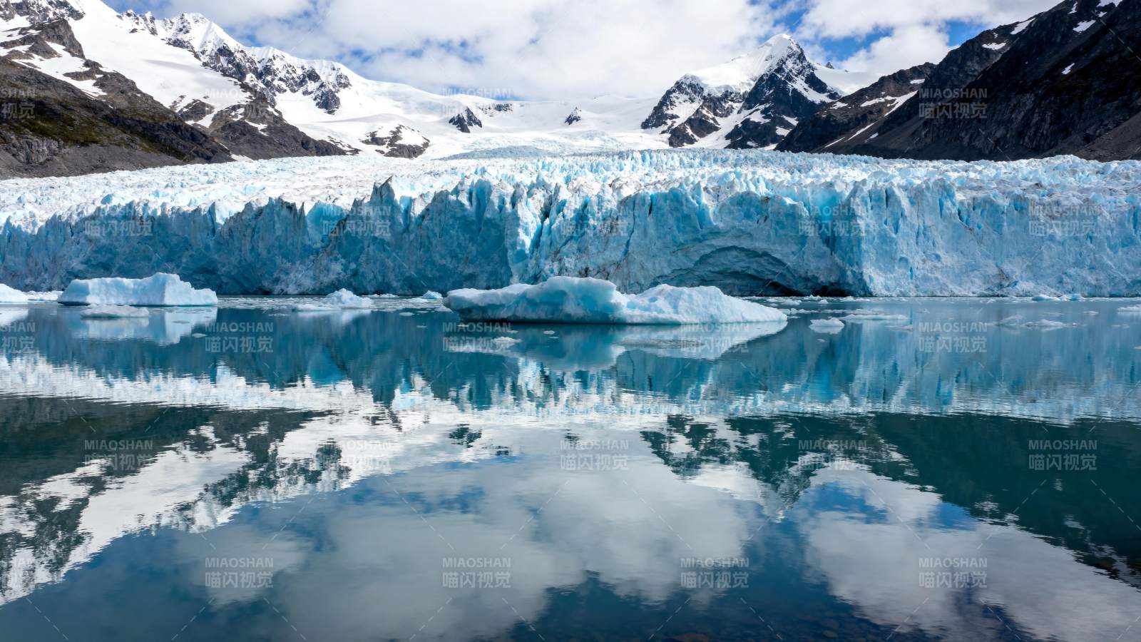 冰川倒影山水间图片