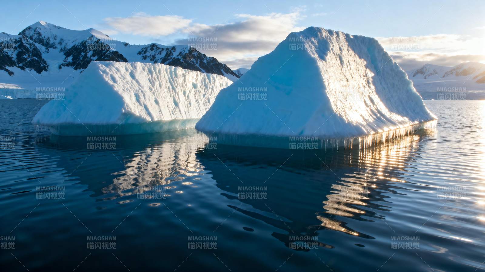 冰山倒影湖光图片