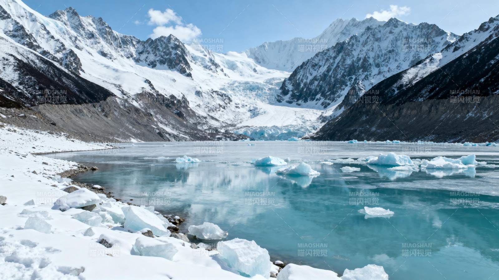 雪山冰湖美景图片