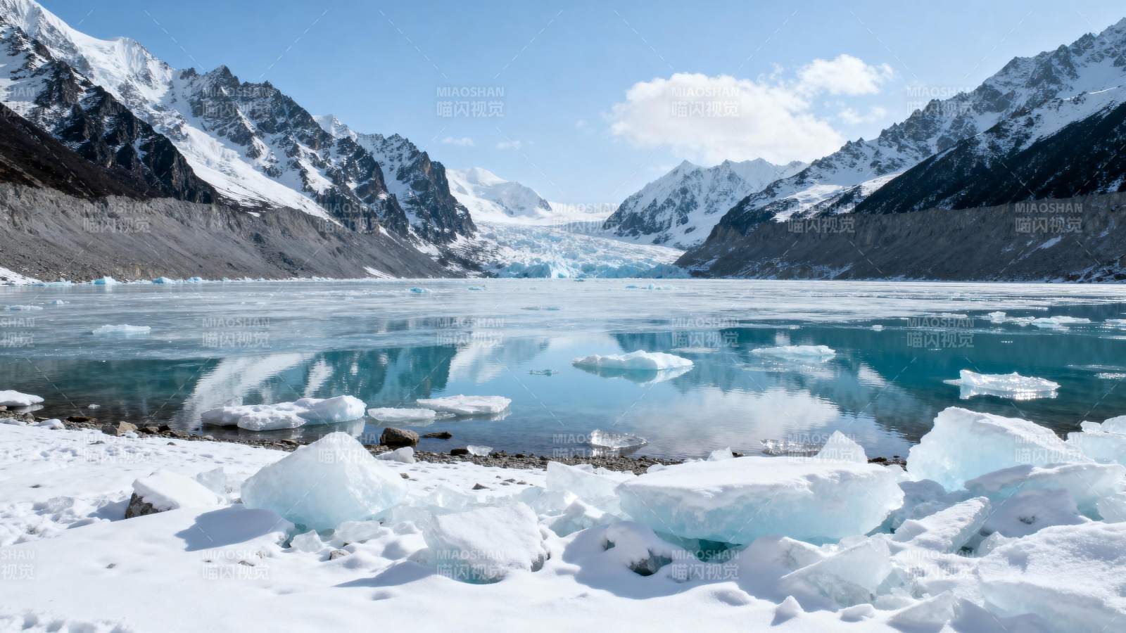 雪山冰湖美景图片