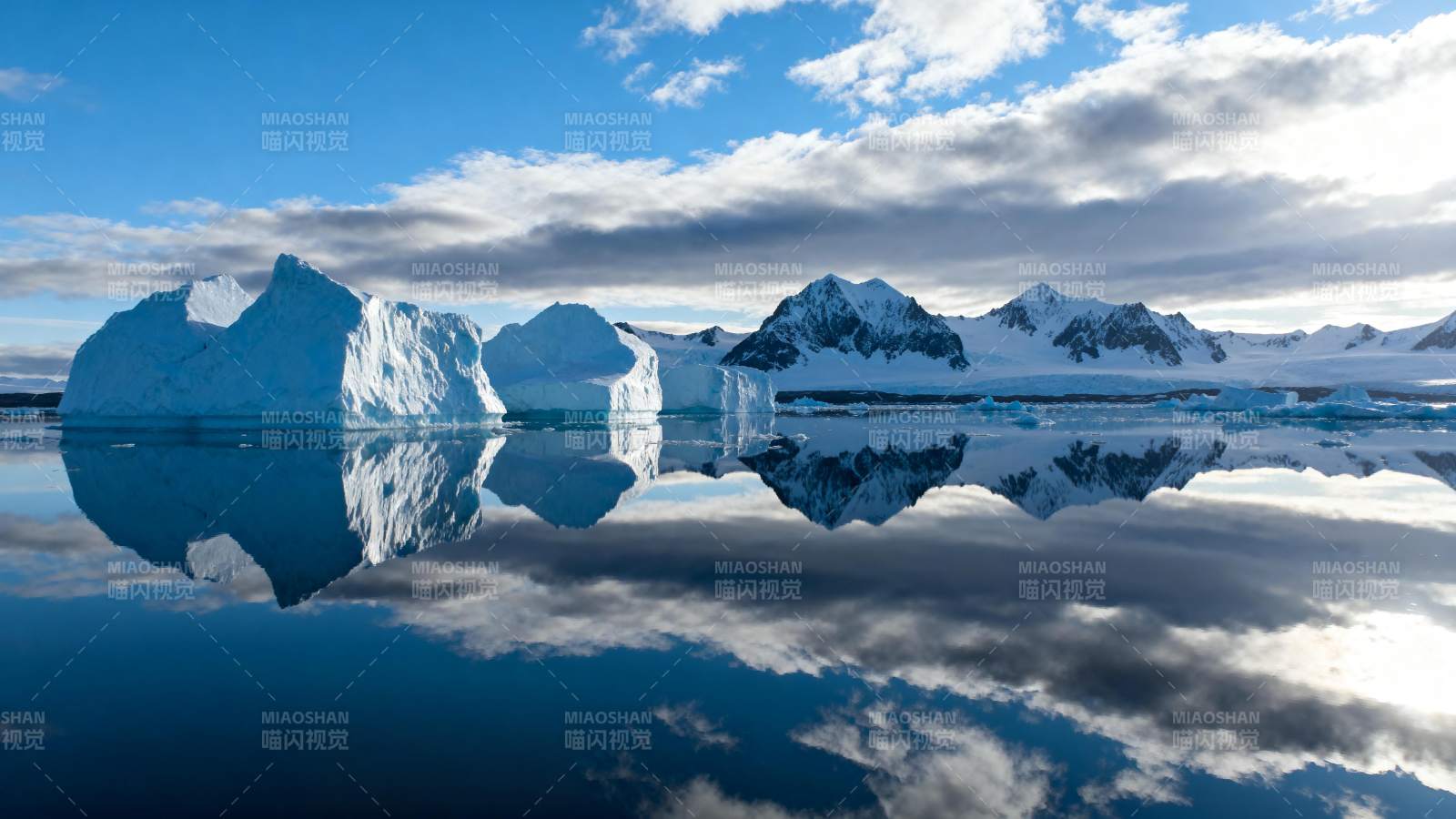 冰川倒影如画图片
