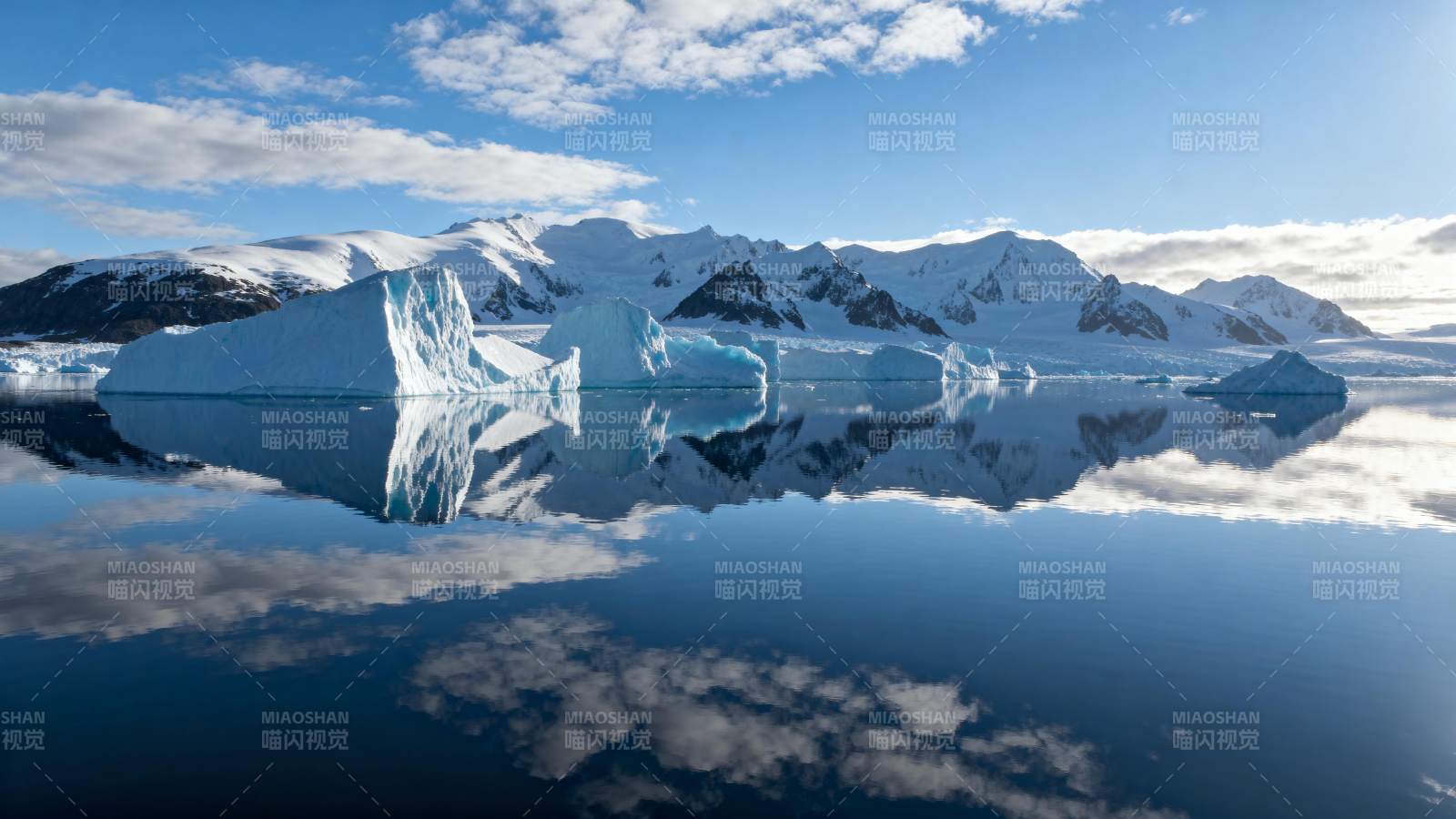 冰川倒影 静谧极地图片