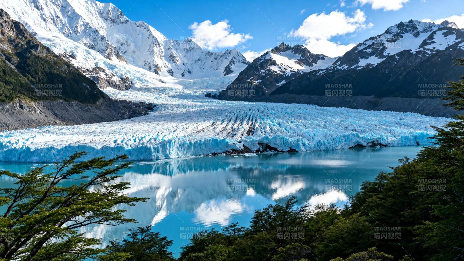 冰川湖畔风光图片