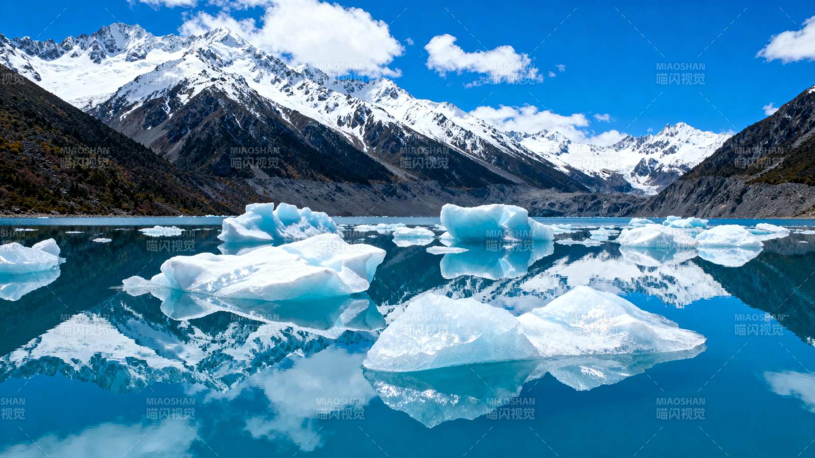 雪山冰湖倒影图片