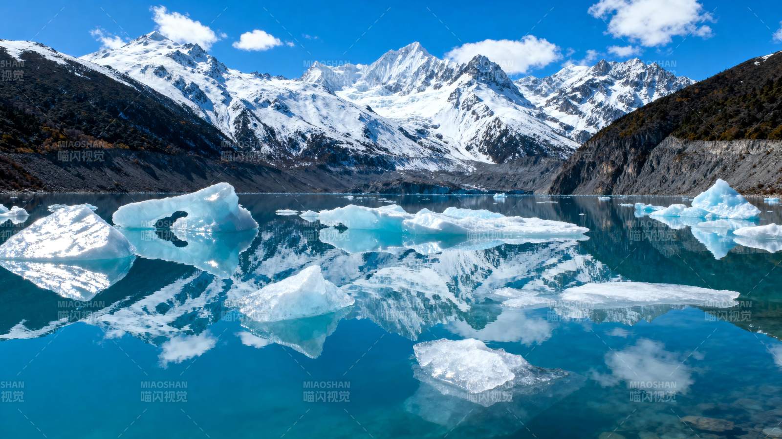 雪山倒影湖中图片
