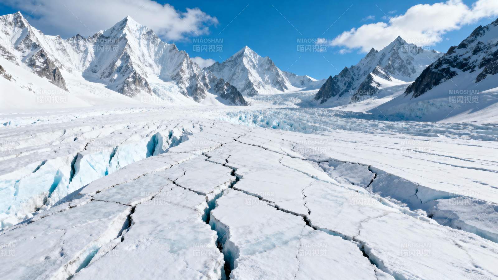 冰川裂隙与雪山图片
