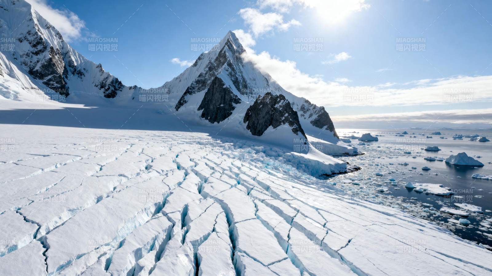 冰川裂隙与雪山图片