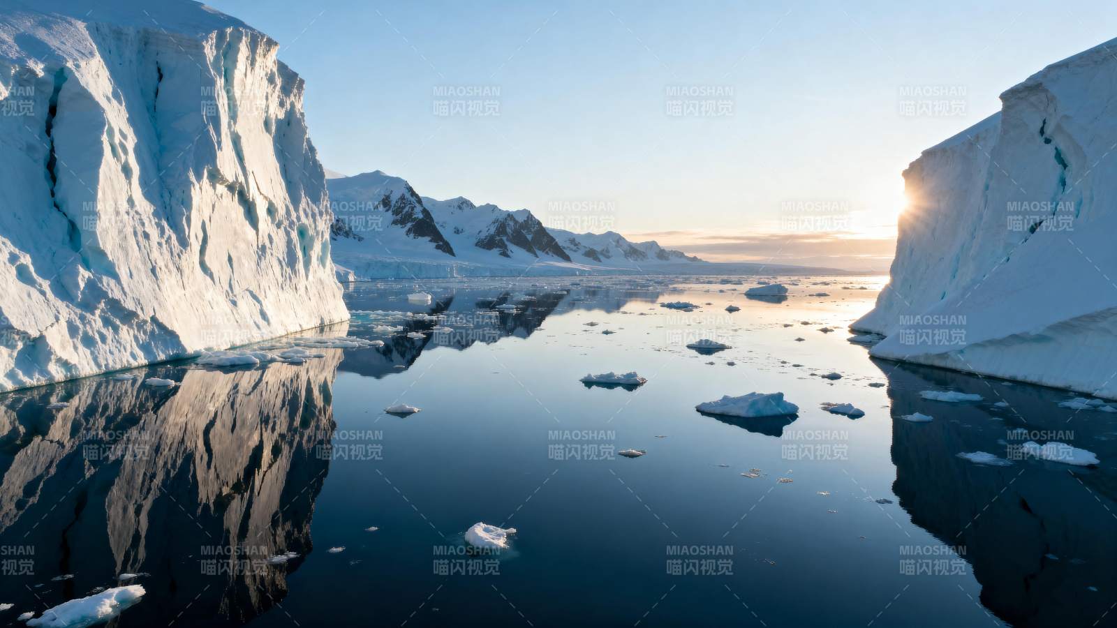 极地冰川倒影图片