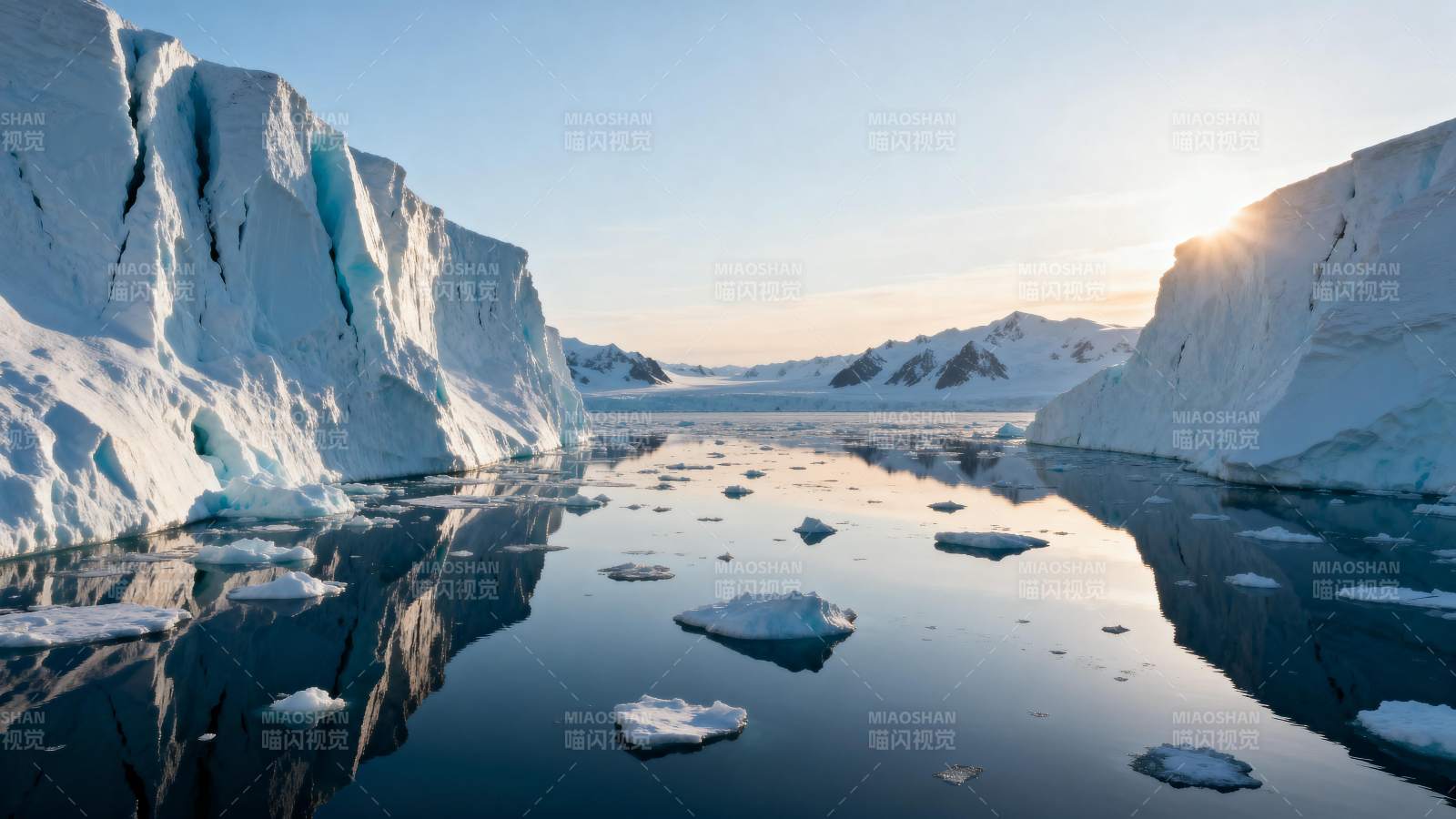 冰川倒影静谧湖图片