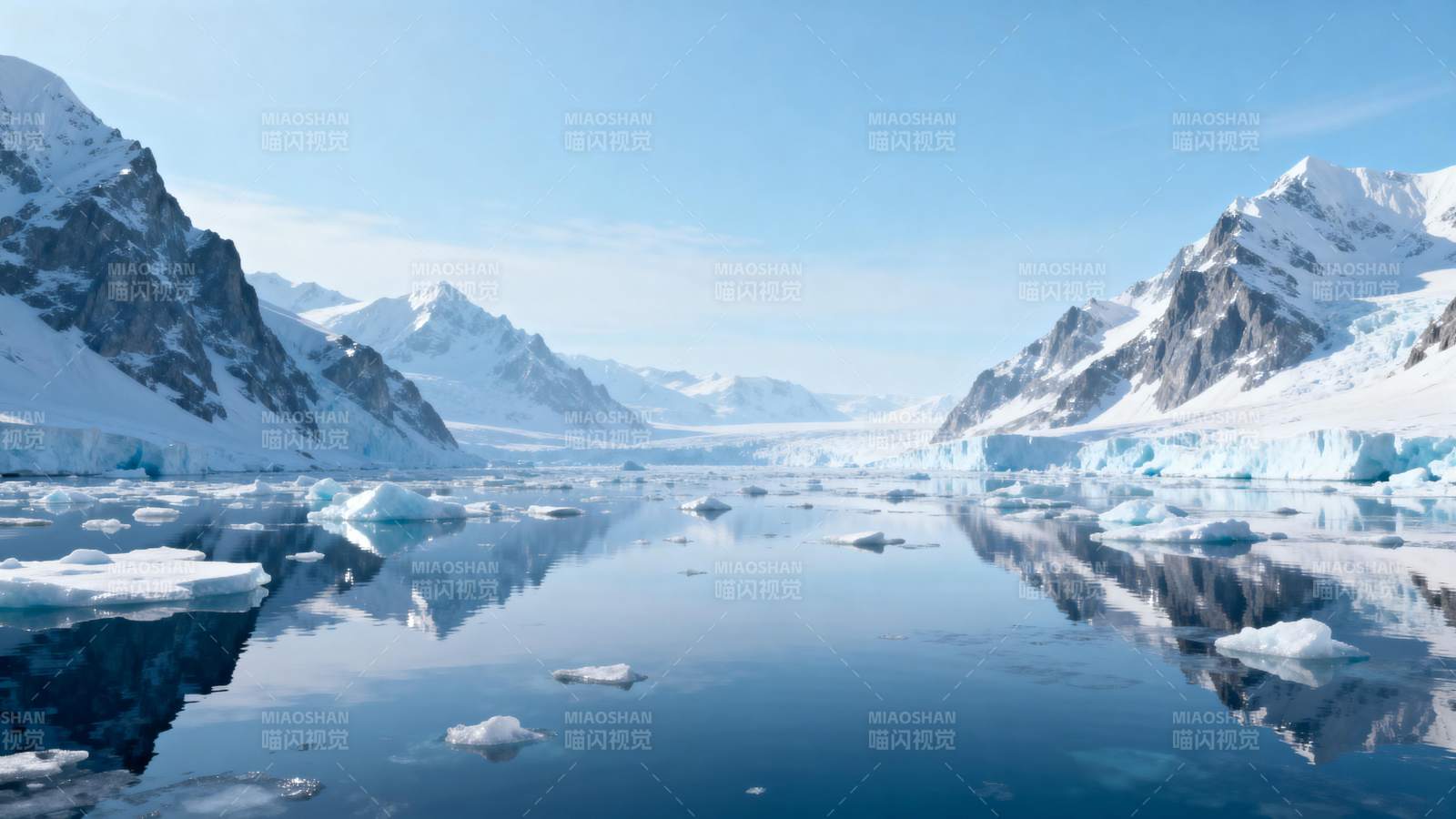 冰川倒影静谧湖图片