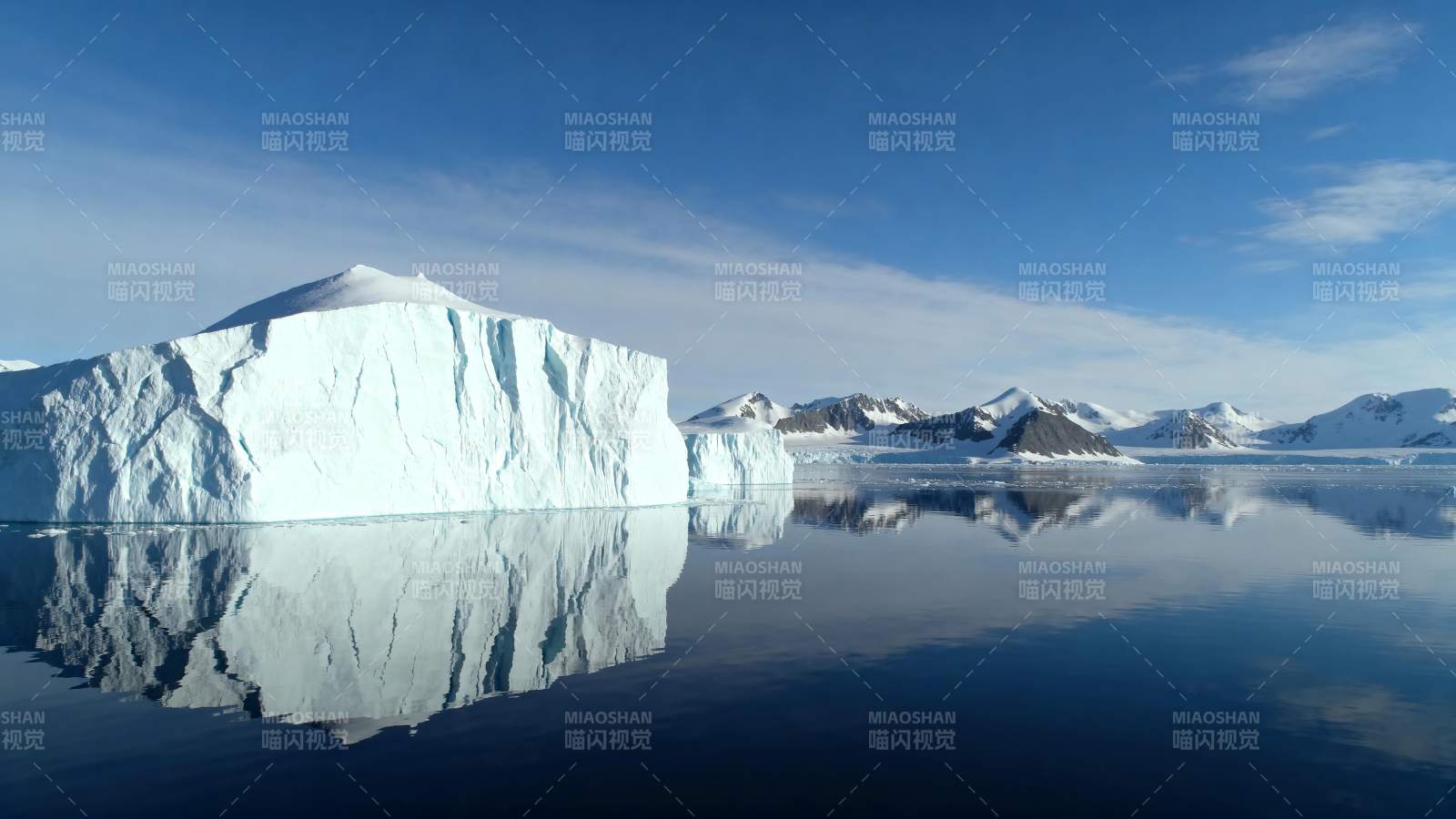 冰山倒影静谧湖图片
