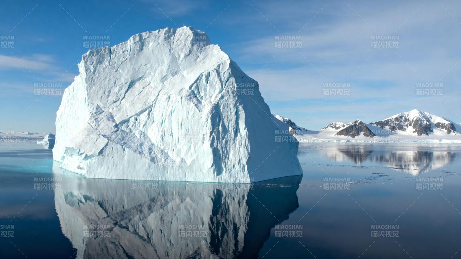 冰山倒影静谧湖图片