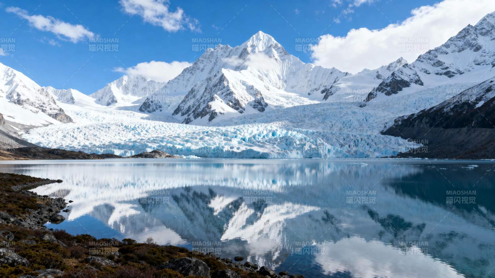 雪山倒影湖光图片