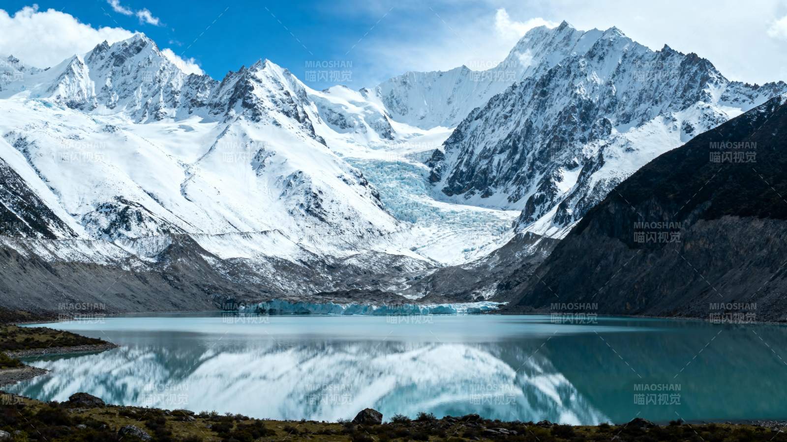 雪山倒影湖光图片