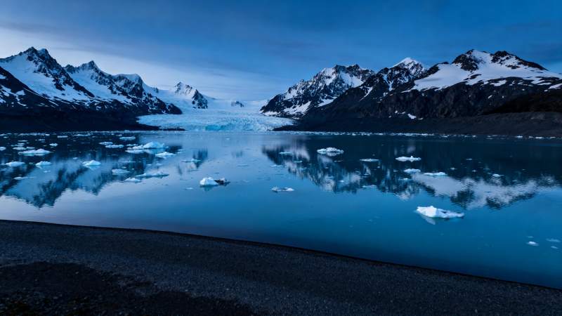冰川湖畔夜景图片