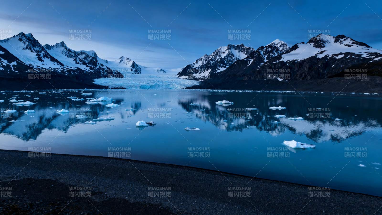 冰川湖畔夜景图片
