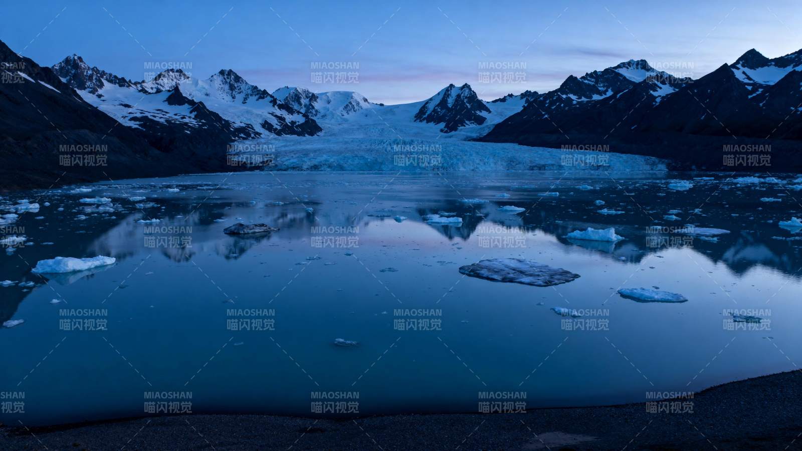 冰湖倒影山峦图片