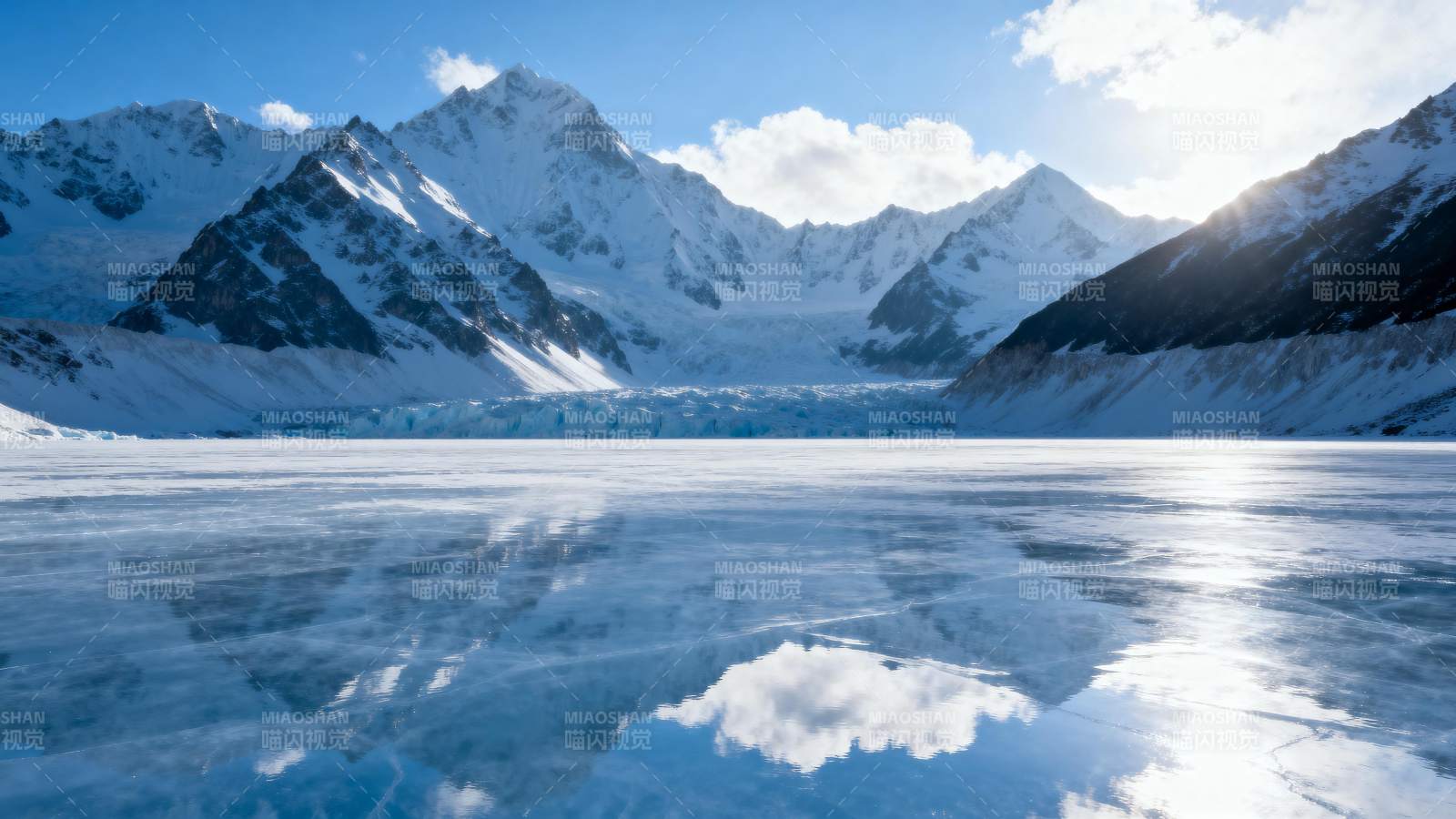 雪山倒影湖面图片