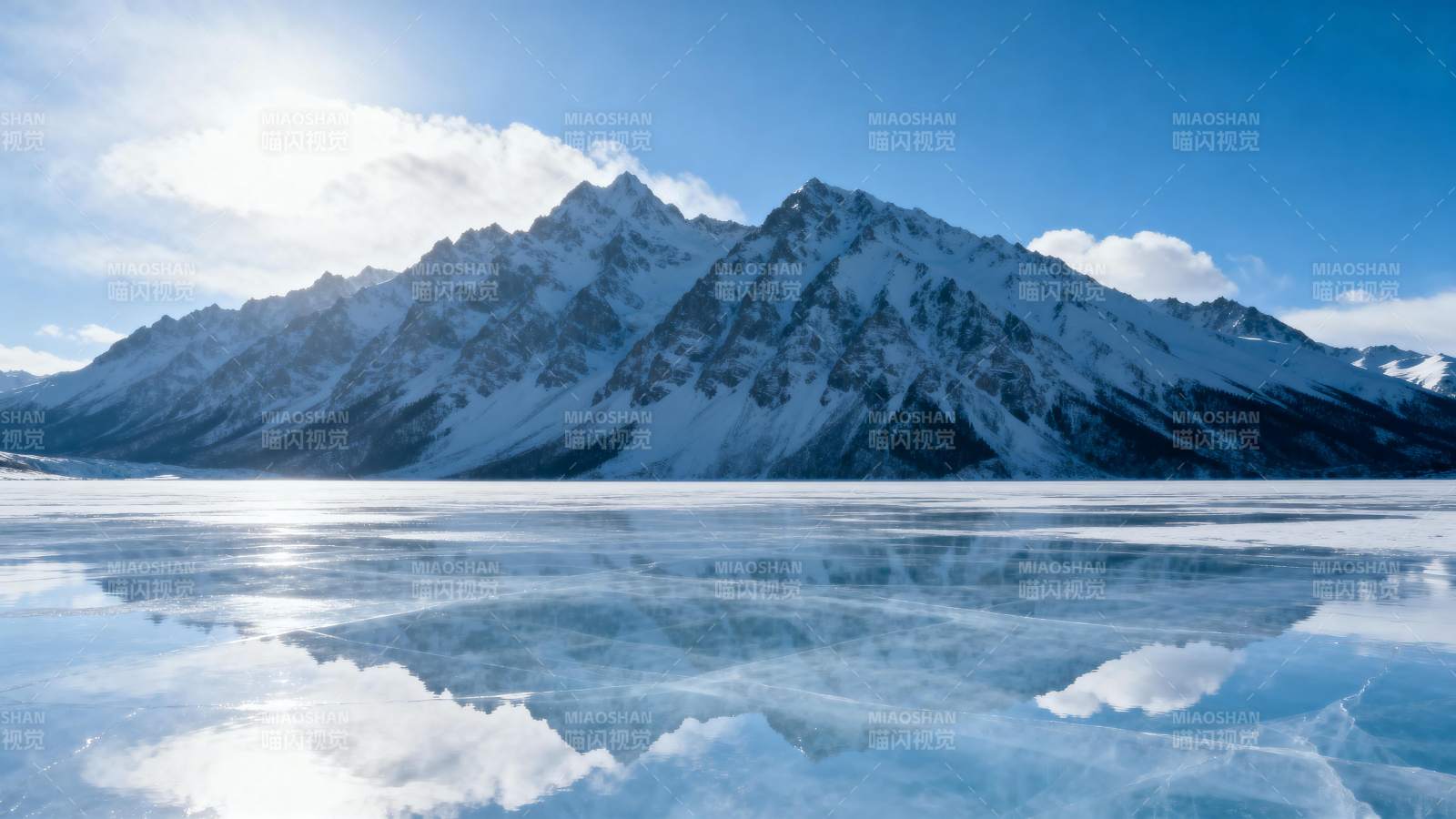 雪山冰湖倒影图片