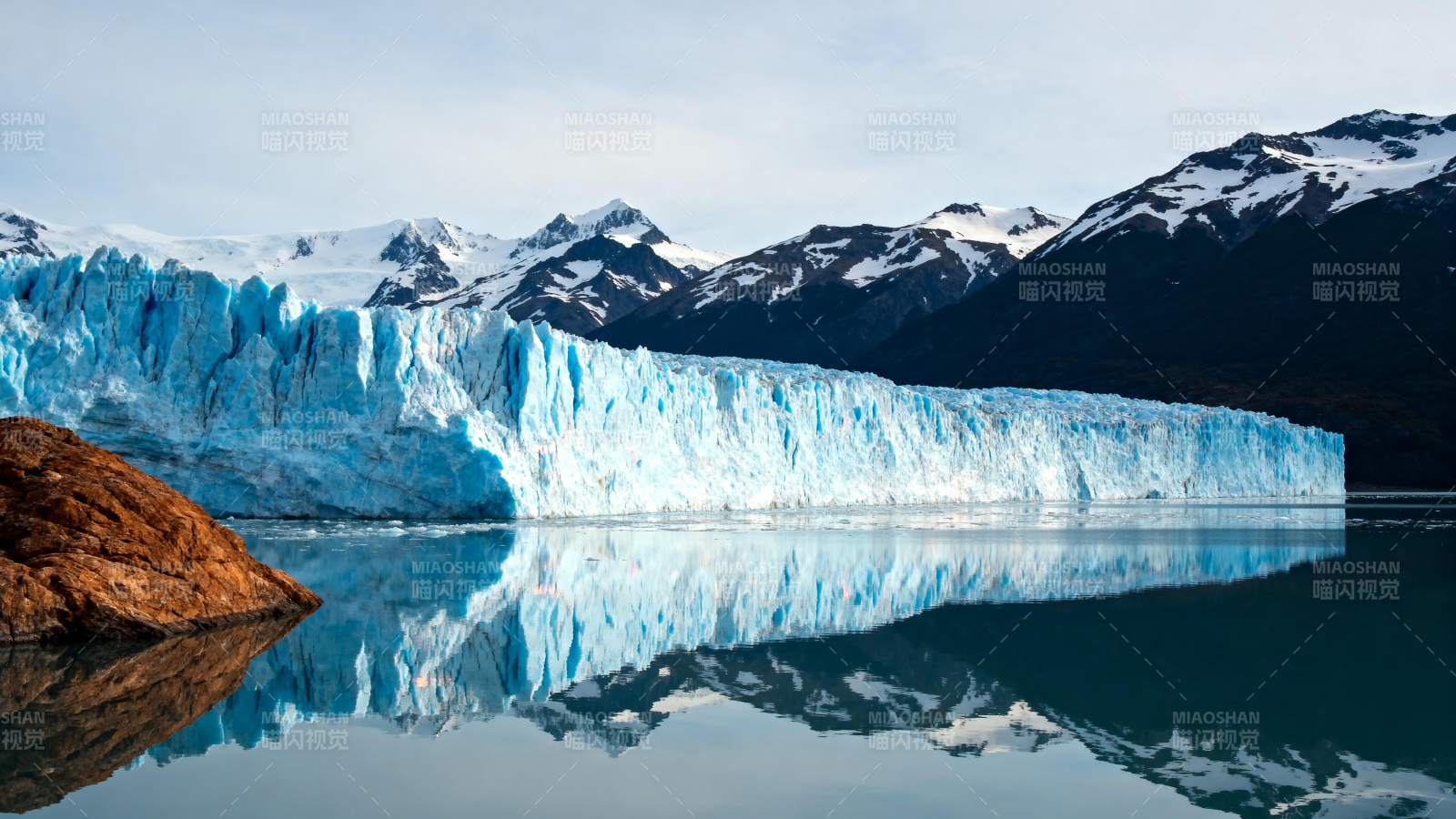 冰川倒影山水间图片