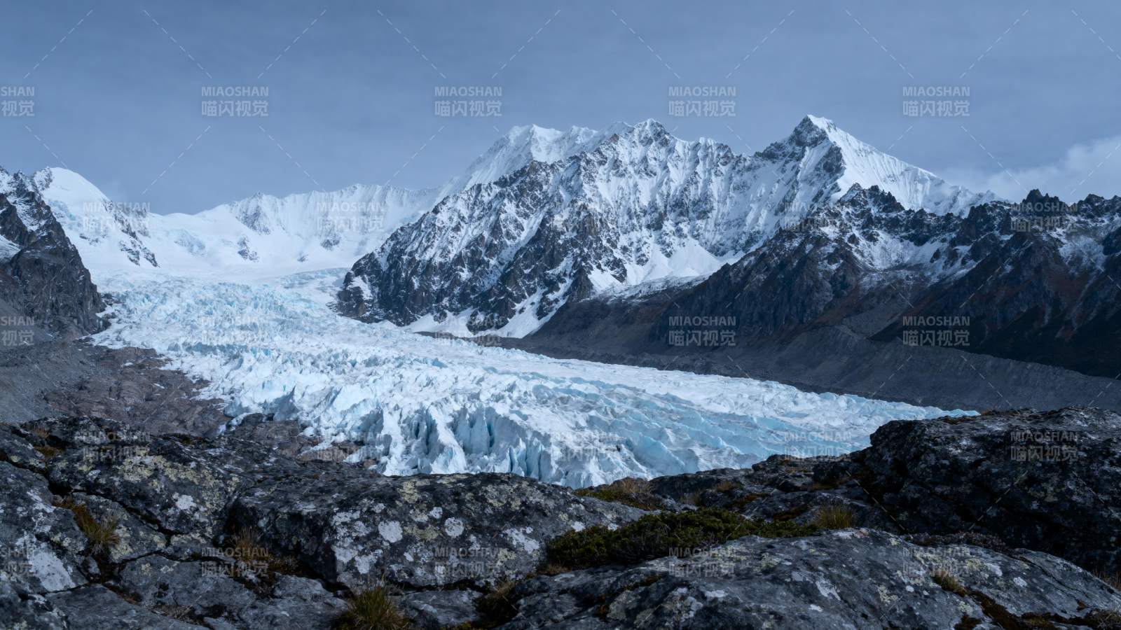 雪山冰川壮丽景色图片