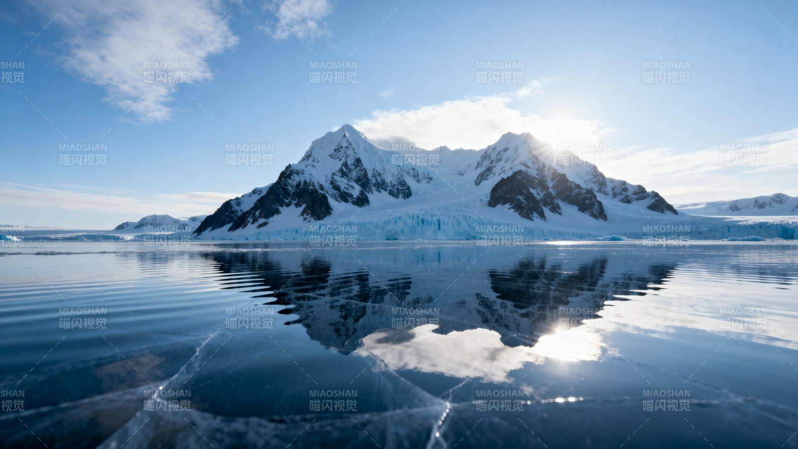 雪山倒影静谧湖图片