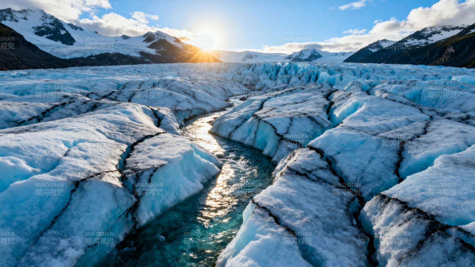 冰川融水映夕阳图片