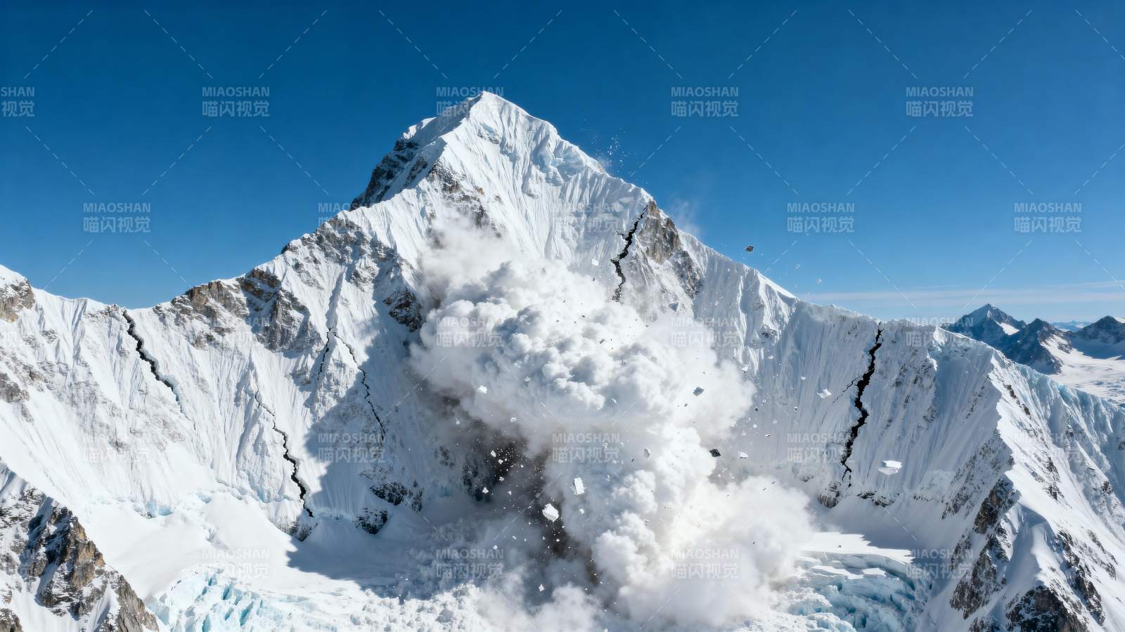 雪山崩塌瞬间图片