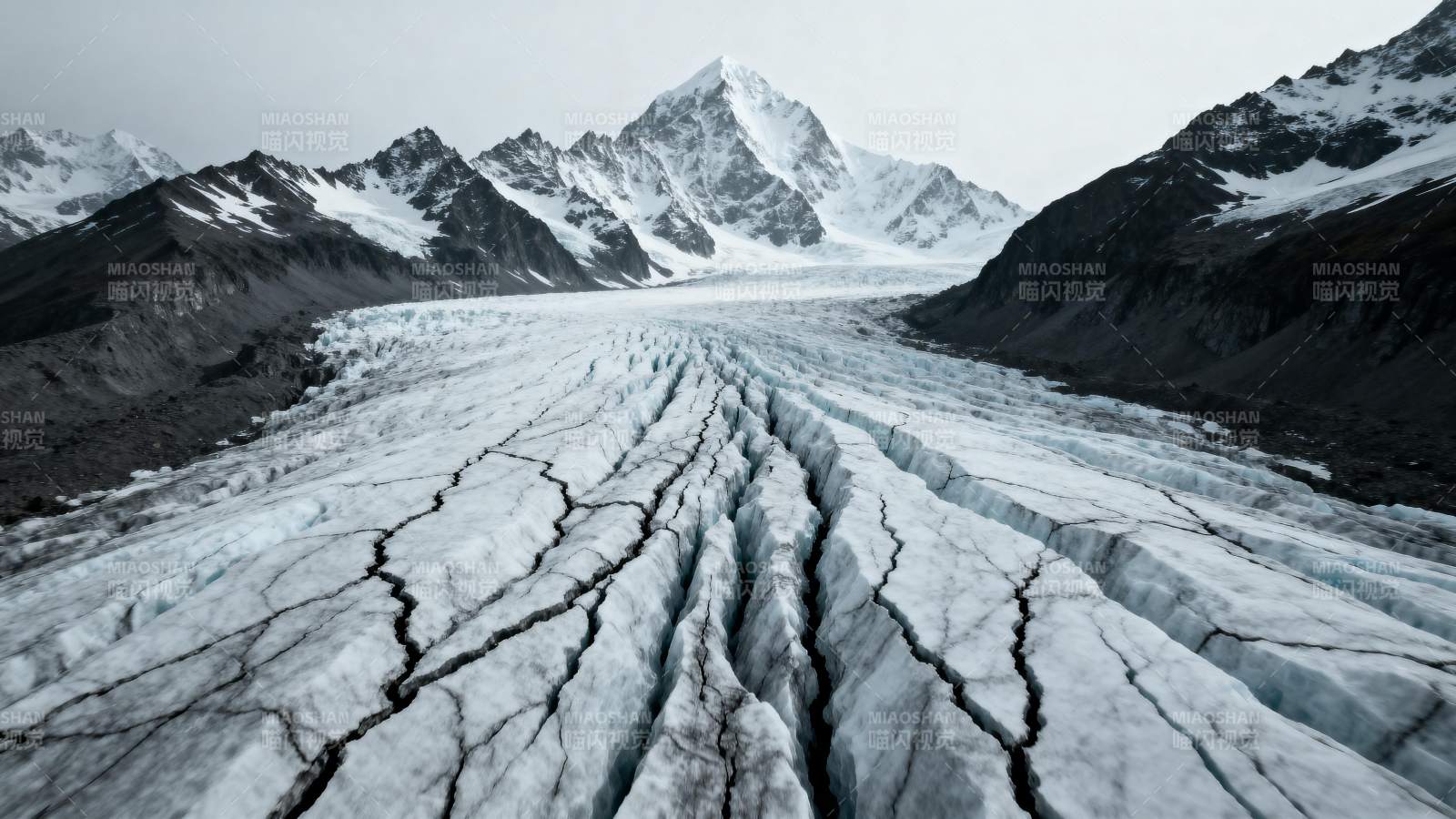 冰川裂痕 雪山巍峨图片