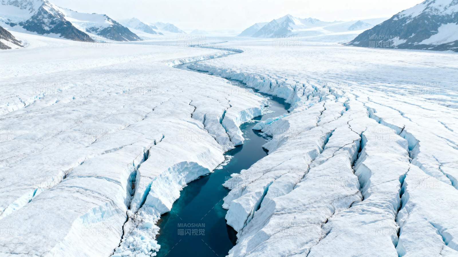 冰川裂隙深邃壮观图片